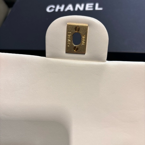 Chanel White Quilted Leather Bag with box and dust bag 20*12*7 - Picture 9 of 11